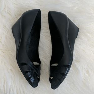 Gianni Bini 7.5M Black Leather Peep-Toe Wedges